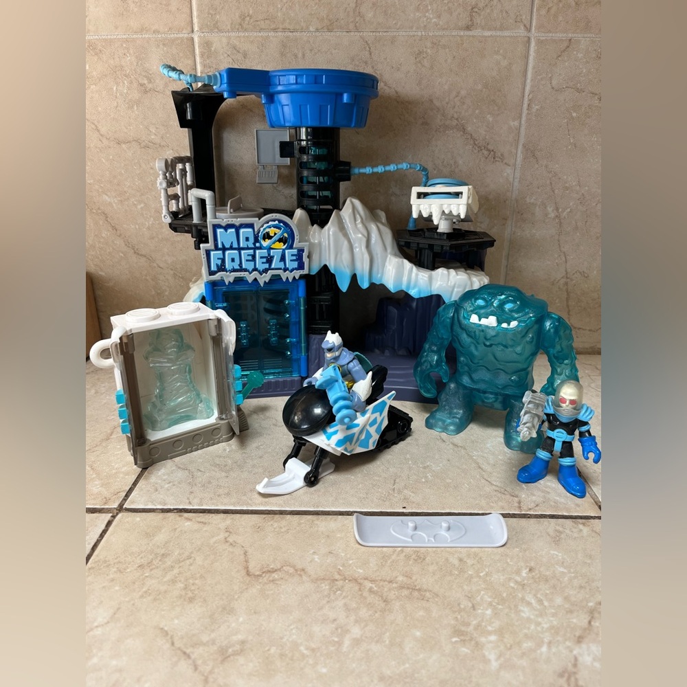 2012 Imaginext DC Super Friends Mr. Freeze Headquarters Arctic Fortress Lair